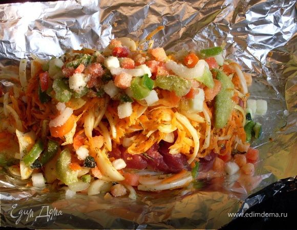 Порезала полукольцами лук, морковь потерла на крупной терке,перец порезала кубиками и перемешала в миске с добавлением чуть соли и оливкового масла.
На фольгу положила кусок свинины со специями и накрыла овощами, соорудив своеобразную "подушку".  Сбрызнула оливковым маслом и подлила водички. Хотя может и не надо, если овощи сочные, но... пока не лето. 
