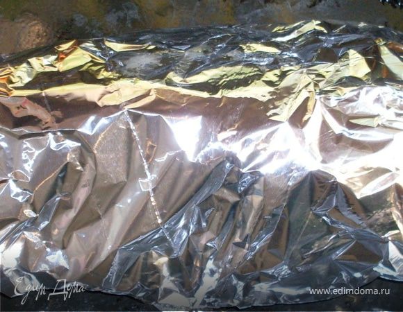 Очень тщательно заворачиваем в фольгу и в духовку.
