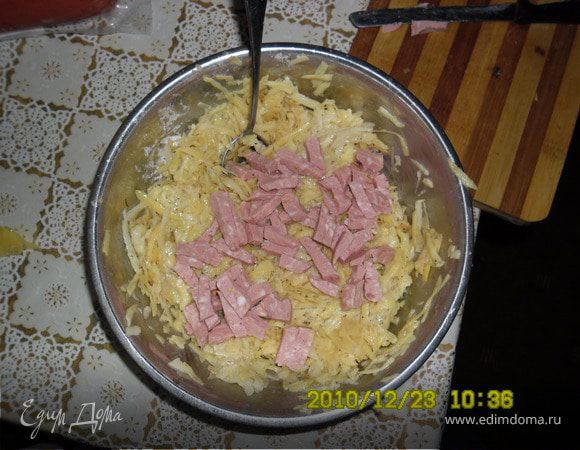 В полученую смесь добавляем соломкой нарезаную колбасу и снова перемешиваем
