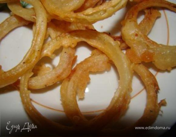 Готовые луковые колечки обсушить на бумажной салфетке от лишнего жира и можно есть!