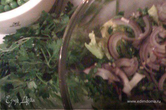 Уложить салат в глубокую салатницу, слоями, в следующем порядке: половина листьев салата, половина нарезанной петрушки, весь лук, половина горошка, оставшиеся листья салата, весь сыр, оставшийся горошек.