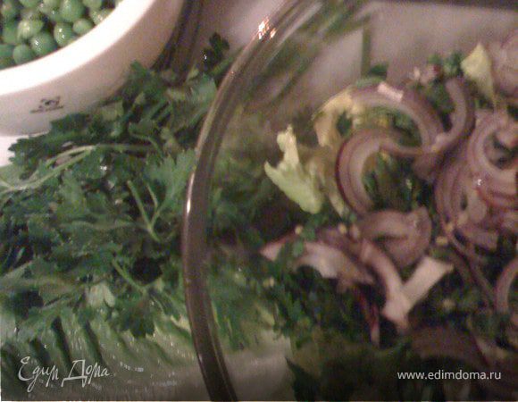 Уложить салат в глубокую салатницу, слоями, в следующем порядке: половина листьев салата, половина нарезанной петрушки, весь лук, половина горошка, оставшиеся листья салата, весь сыр, оставшийся горошек.
