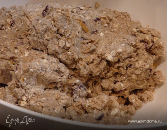 Смешать муку, соль, разрыхлитель, сахар и масло (миксером). Добавить хлопья, цукаты, клюкву и йогурт.
Получится крохкая масса, которую можно лепить. Достать разьемную форму (23см), смазать маслом. 