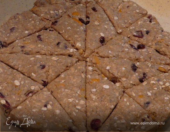 Выложить тесто и утромбовать. Снять бортик, ножом разрезать тесто на треугольники.
На деко на бумагу выложить сконы, присыпать сахаром.
Печь 15-20 минут при 175-180С.
С кофе замечательно!