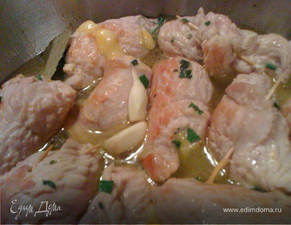 Разогреть масло в посуде, в которой можно запекать в духовке, обжарить рулетики до золотистой корочки. Добавить овощной бульон, чеснок, лавровый лист, накрыть крышкой и запекать в духовке 30 мин.