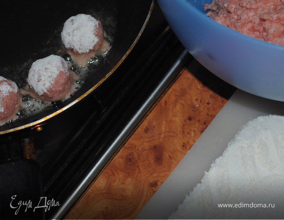 Итак,берем фарш,добавляем яйцо,соль,перец.Все хорошенько перемешиваем,затем берем муку и высыпаем на поверхность,где будем раскатывать наши шарики)))И выкладываем их на сковородку.