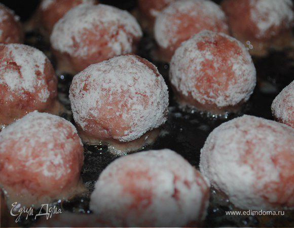 Обжариваем шарики с двух сторон,не обязательно их доводить до готовности,просто до корочки.