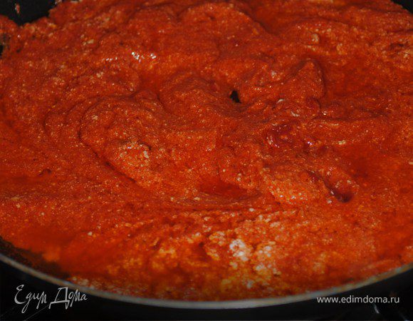 После того,как мы обжарили,выкладываем их в посуду,что выносит жар в духовке.Как только выложили,берем том.пасту и сметану,тоже чуть обжариваем.