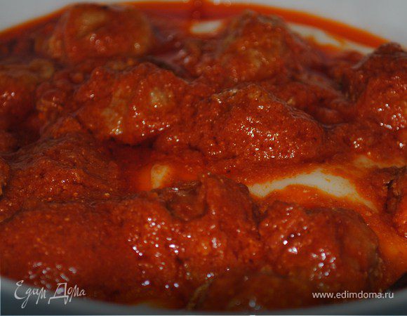 Соус готов,вливаем его в посуду,где Вас ждут шарики,добавим чуть водички и ставим блюдо в духовку,минуток на 25-30.
Их можно и на плите оставить готовить,они не будут менее вкусны,просто в духовке они получаются ОЧЕНЬ воздушными!Приятного аппетита!