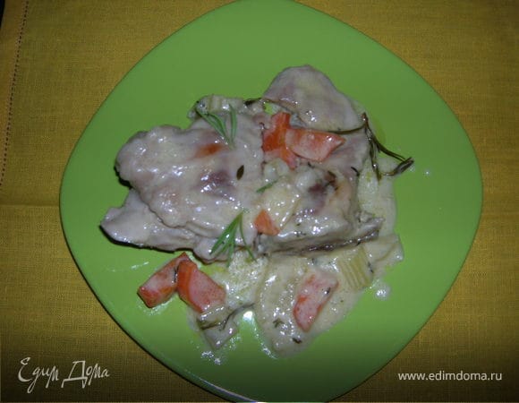 Кролика порубить на кусочки, положить на разогретую сковороду, посолить, залить сметаной. Потушить 20 мин. Затем добавить морковь, порезанную кружочками и крупно порезанный лук. Тушить еще 20 мин. Затем добавить сельдерей. Еще 20 мин. Добавить травы и чеснок, потомить 10-15 мин. Получилось очень-очень вкусно. Очень сложно было делать фото. Аромат сшибал с ног. 