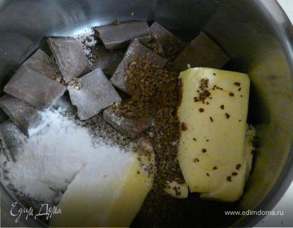 В кастрюльке растопить шоколад, какао, масло, кофе и ваниль. Когда остынет до комнатной температуры, вмешать яйца, муку, сахар и орехи.