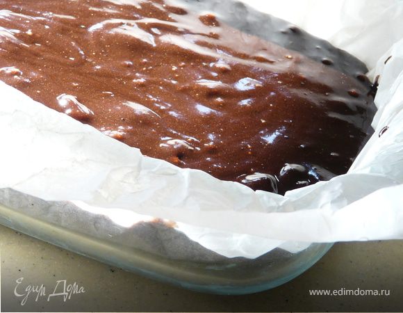 Среднего размера форму выстелить бумагой (я ее еще и смазала маслом) и вылить массу- она будет липкая.