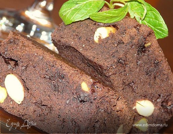 Духовка 175С, печь 20-25 минут. Главное не передержать. Тесто получится мягкое, если надавить, но пропеченое. Можно печь в отдельных формах, тогда следить за временем.
Остудить. Порезать на квадраты и накрыть пленкой/фольгой, поставить в холодильник. Вынуть перед подачей, украсить, как хочется.
На холоде прекрасно хранится, сохраняет свою немного тягучую консистенцию. Очень рекомендую попробовать. 