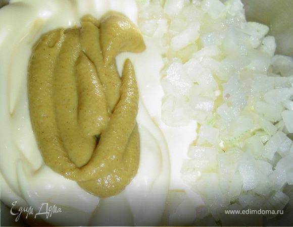 Очищаем свеклу, морковь, картофель и натираем их на терке.Ветчину нарезаем тонкими полосками. Консервированный зеленый горошек сцеживаем от жидкости.Для приготовления соусов делим майонез на две части (1/3 и 2/3). В меньшую часть добавляем измельченный лук и горчицу, тщательно перемешиваем.