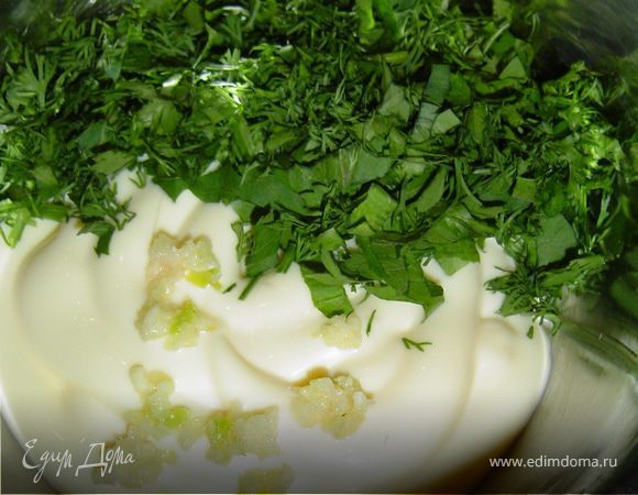 В большую часть майонеза добавляем измельченные чеснок и зелень (петрушка, укроп), перемешиваем. 