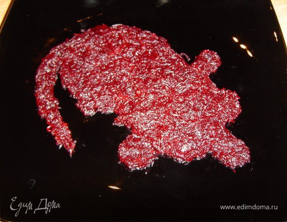 Теперь, когда мы все подготовили, приступаем к сборке салата. Первым слоем будет свекла, выкладываем ее в виде тельца тигренка и покрываем майонезом с чесноком и зеленью.