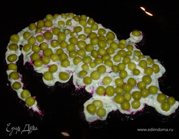 Сверху выкладываем зеленый горошек и картофель, смазываем этот слой соусом с горчицей.