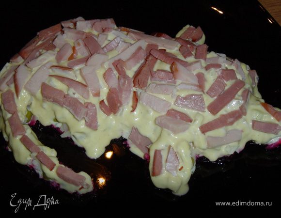Следующим слоем будет ветчина, которую покрываем оставшимся майонезом с чесноком и зеленью. 