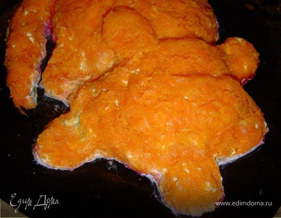 Последний слой будет морковный. Выкладываем измельченную морковь, которая будет "шерстью" тигренка. 