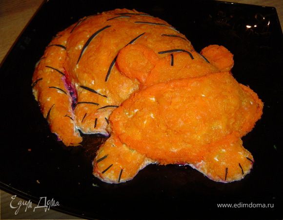 А вот теперь остался самый ответственный момент - украшение. Для полосок можно использовать маслины, для глаз - гвоздику, для мордашки и ушей - куриный белок, измельченный на мелкой терке, красный болгарский перец - для ротика. 