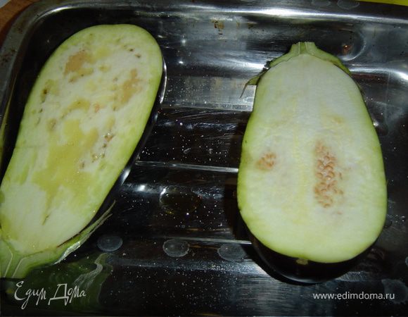 Разрезаем баклажан вдоль, каждую половинку прокалываем, солим, сбрызгиваем оливковым маслом и запекаем при температуре 180 гр.  30 минут.