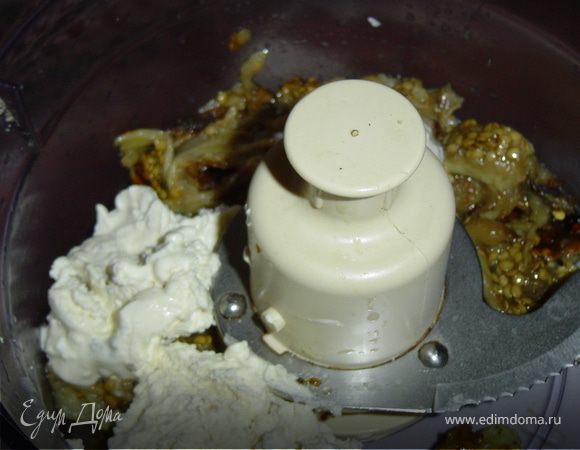 Соединяем мякоть баклажана с творогом, смешиваем блендером до состояния пюре.