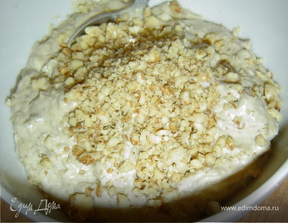 В эту массу добавляем измельченные орехи, соль и перец по вкусу.