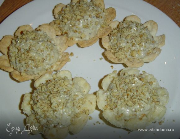 Этой смесью фаршируем тарталетки и посыпаем измельченными орехами.