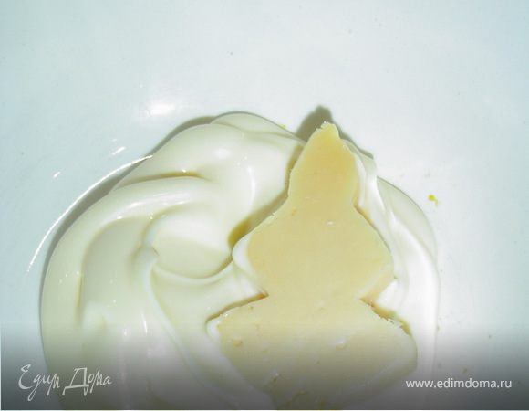 Сырные елочки обмакиваем в майонезе,