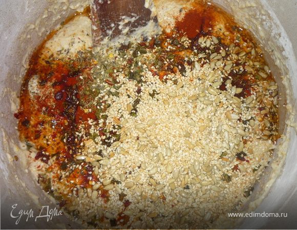 Готовим опару: В теплую воду добавить соль, сахар, кукурузную муку, перемешать, добавить дрожжи и оставить на 30 минут для брожения.