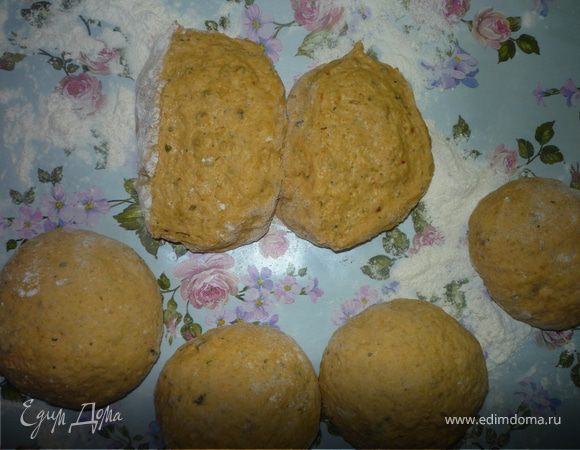 Из этого теста я пекла хлеб, булочки и лепешки, последние мне показались самыми удачными. Стол и руки присыпаем мукой, выкладываем тесто, обминаем его и разделываем. Я из одной половины испекла хлеб и 2 булочки, из второй лепешки. Готовые изделия выкладываем на смазанный рафинированным маслом противень, на лепешках пальцем делаем вмятины, на булках - надрезы, кисточкой смазываем оливковым маслом и даем расстояться 30 минут в теплом месте.