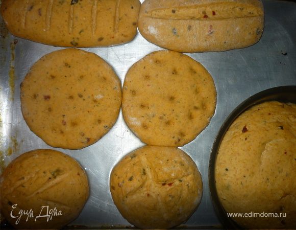 Духовку разогреваем до 200 *С и выпекаем лепешки и булочки - 20 минут, хлеб - 40-50 минут (до сухой спички), даем остыть на решетке. Приятного аппетита!