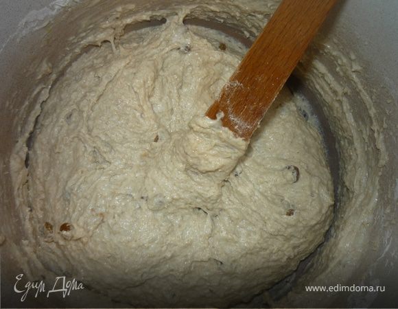 Пшеничную и ржаную муку просеиваем, если ржаная мука содержит отруби - то оставляем их для посыпки. В просеянную муку вливаем опару, добавляем тмин и изюм перемешиваем пару минут, добавляем 2 столовые ложки растительного масла и вымешиваем еще минуты 3, если тесто жидковато, то добавляем понемногу муку. Из-за ржаной муки тесто может остаться липким - это нормально. Накрываем кастрюлю крышкой и оставляем в теплом месте на час - полтора.