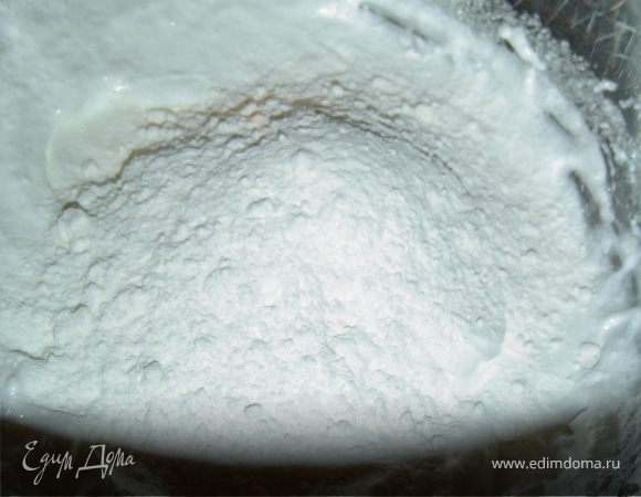 Начинаем с приготовления теста для "цветов". Белки взбиваем с сахаром, добавив ванильный сахар,затем добавляем муку, размешиваем и отправляем в холодильник на полчаса.