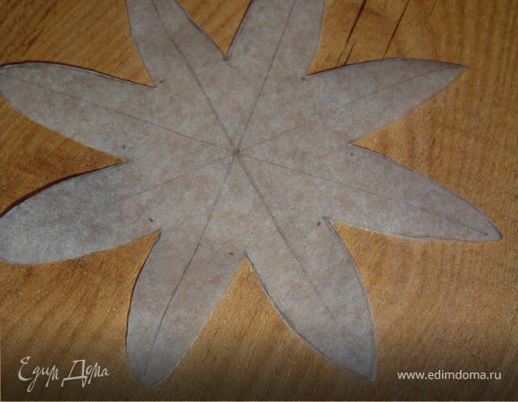 Тем временем на пищевой бумаге рисуем контуры цветка,и вырезаем их.
