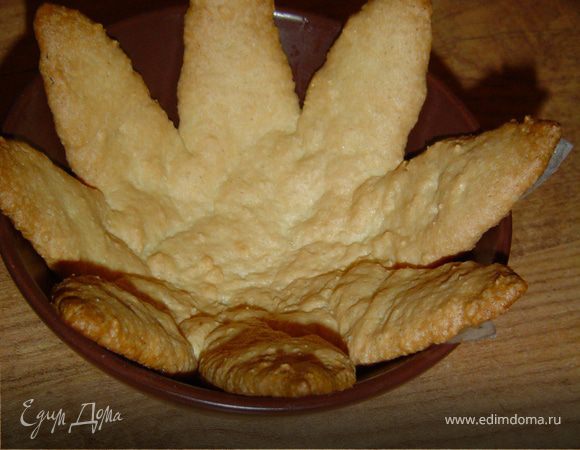 Цветочки горячими перекладываем в креманки, чтобы придать им нужную форму. Из этого количества теста у нас получится 7-8 цветов.