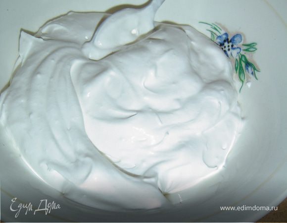 А теперь приступаем к приготовлению "сердцевинки" цветка. Растворяем желатин (у меня быстрорастворимый), творожную массу и сметану соединяем, перемешиваем и немного подогреваем, а затем взбиваем. В молоко добавляем  измельченный шоколад, ставим на медленный огонь и нагреваем до полного растворения шоколада. Даем молоку остыть и соединяем его с творожно-сметанной массой, добавляем сгущенное молоко и хорошенько взбиваем.