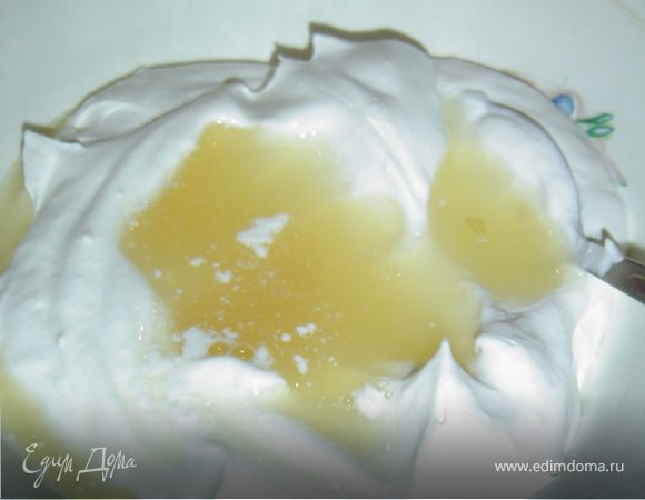 К полученной массе добавляем желатин и еще раз взбиваем,