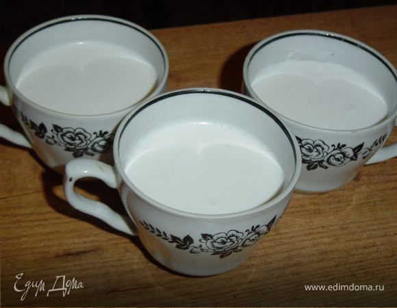 затем раскладываем по формочкам или кофейным чашкам и отправляем в холодильник застывать.