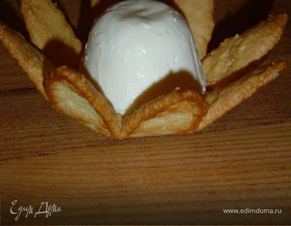 Перед подачей окунаем формочки на несколько секунд в горячую воду и выкладываем нежное суфле в серединки цветочков.