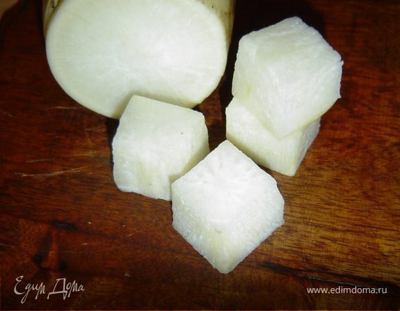 Очищаем редьку и нарезаем кубиками,