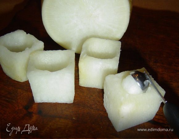 ложкой-нуазеткой(или чайной ложкой) вырезаем серединки.Отвариваем готовые кубики в подсоленной воде(3-4мин.).Охлаждаем в холодной воде и просушиваем.