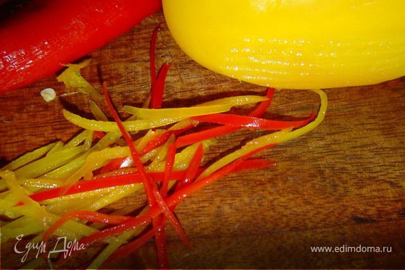 Болгарский перец натираем на терке для корейской моркови, большую часть мелко нарезаем, а часть оставляем для украшения.
