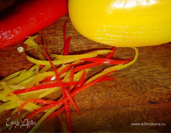 Болгарский перец натираем на терке для корейской моркови, большую часть мелко нарезаем, а часть оставляем для украшения. 