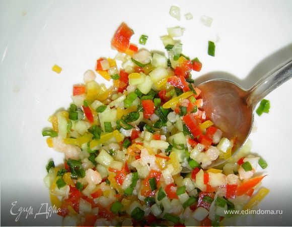 Мелко нарезаем огурец, креветки, зеленый лук.Соединяем сметану с горчицей, перемешиваем и подсаливаем по вкусу. Заправляем этой смесью подготовленный салат