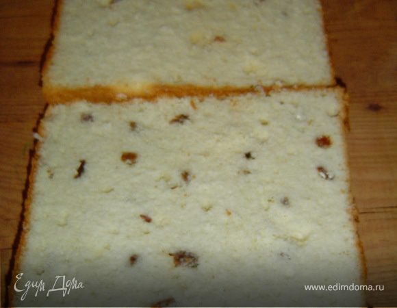 Яйца хорошо взбиваем, постепенно вводим сахар, не прекращая взбивать.
Муку смешиваем с ванильным сахаром, изюмом и разрыхлителем теста, и аккуратно соединяем с яичной массой.
Масло топим и вводим в полученную массу.
Форму смазываем маслом, посыпаем мукой и выкладываем 2/3 теста( из оставшегося теста выпекаем еще один корж, он пойдет на изготовления гриба).
Помещаем в разогретую духовку и выпекаем 40 минут при 160 гр., не открывая духовку.Даем коржу остыть, разрезаем его вдоль пополам и пропитываем полученные коржи сахарным сиропом с добавлением лимонного сока.