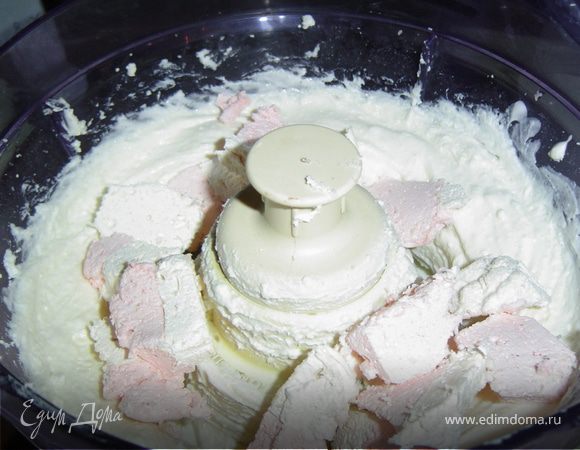 Пока коржи остывают, готовим крем. Берем творог и взбиваем его в блендере, добавляя сметану, сахар и измельченный зефир.