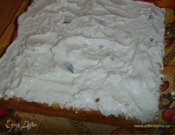 Этим кремом смазываем первый корж, накрываем вторым коржом, и смазываем бока торта.
