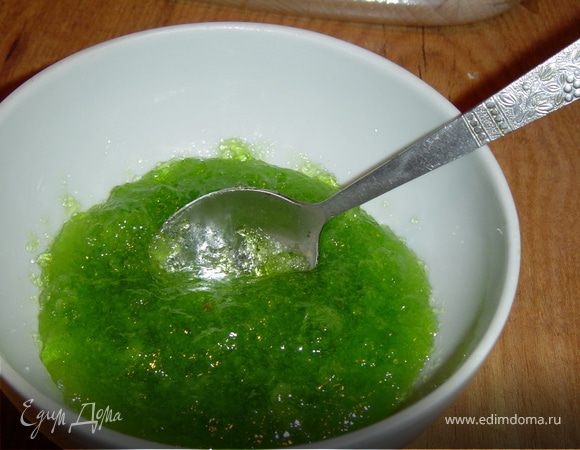 Обычный мармелад, зеленого цвета, надо растопить в микроволновой печи 