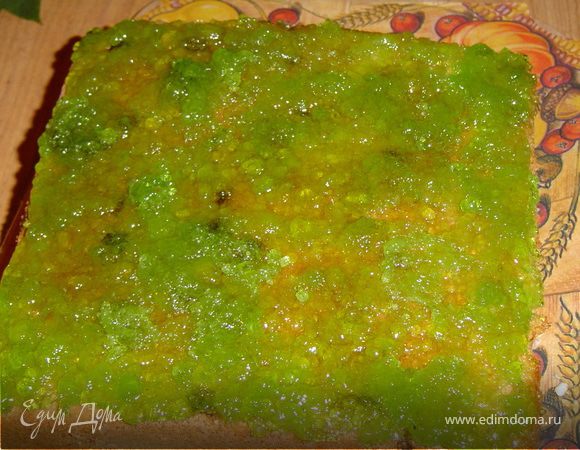 и смазать им верхний корж. Это будет имитация травы.